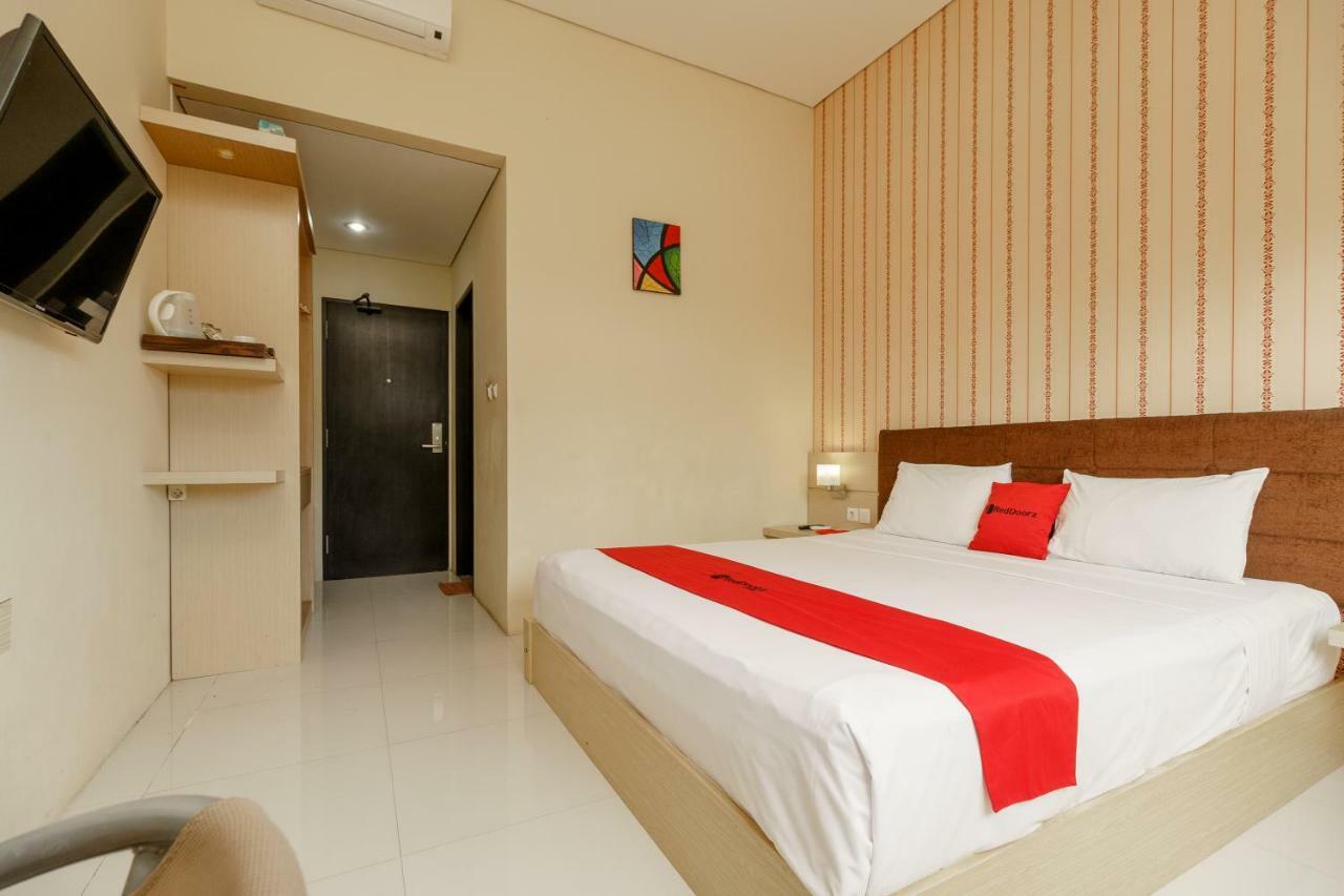 Reddoorz Plus Near Sangkareang Park Mataram Exterior photo